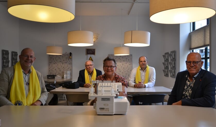 • De nieuwe machine wordt trots getoond.