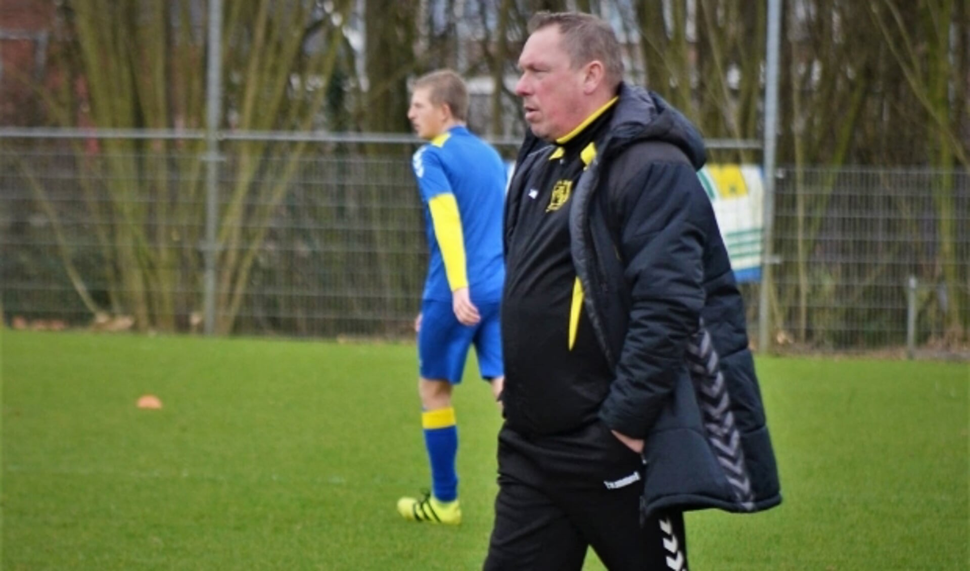 De nieuwe trainer van SV Buren, Marcel Nijhuis, kijkt geconcentreerd naar zijn spelers tijdens een training. (Foto: archief M. Nijhuis) 