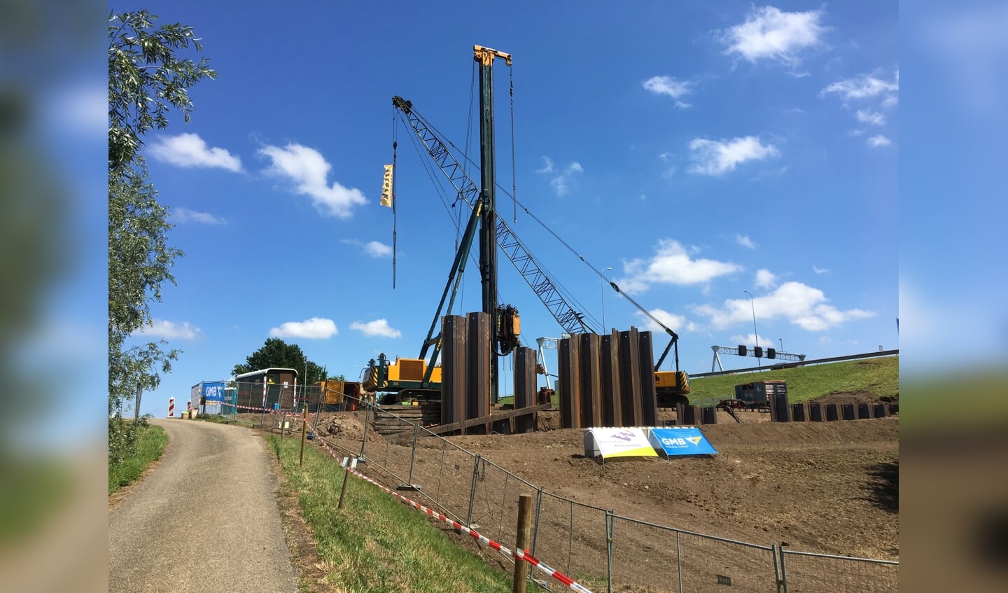 • De werkzaamheden aan de Lekdijk, die vorig jaar van start gingen, kunnen ondanks het hoge water gewoon doorgaan.