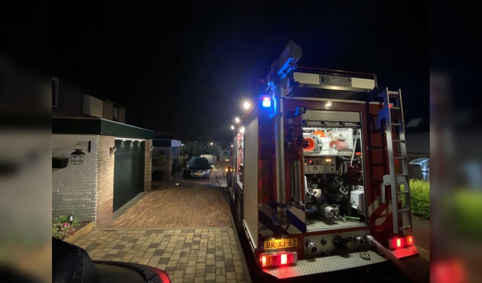 • De brandweer vannacht bij de brand in Arkel.