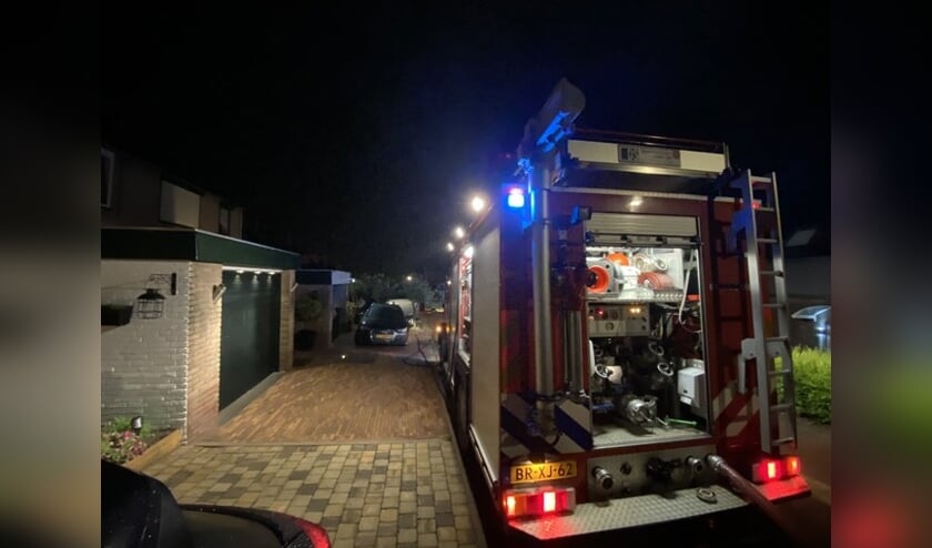 • De brandweer vannacht bij de brand in Arkel.