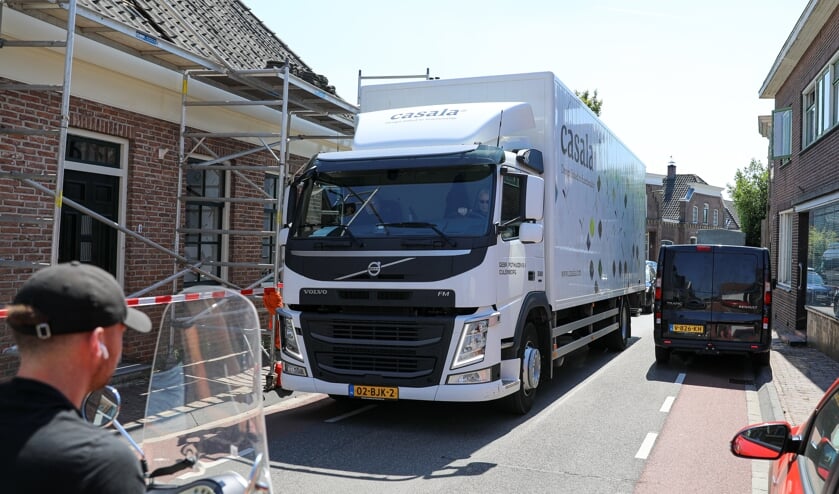 <p>• Beeld van het zware verkeer op het smalle Sluis in Groot-Ammers.</p>