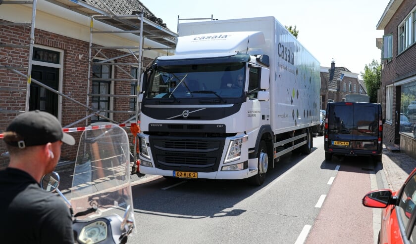<p>• Beeld van het zware verkeer op het smalle Sluis in Groot-Ammers.</p>