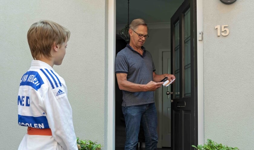• Een koper scant de QR-code.