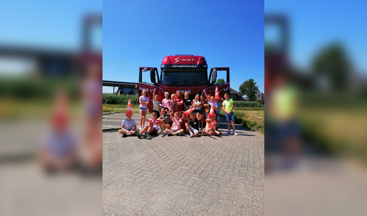 Leerlingen van de groepen 8 van de Prins Florisschool in Papendrecht krijgen les over de gevaren van grote voertuigen in het verkeer.