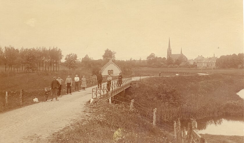 De Loswal in Dussen naar de haven met het aanlegsteiger voor de schepen van de THOR-lijn. Op de achtergrond de Sluis met de r.-k. kerk