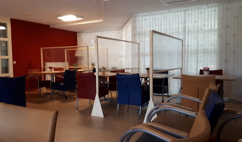 In het inlooppunt in Werkendam zijn schermen geplaatst.