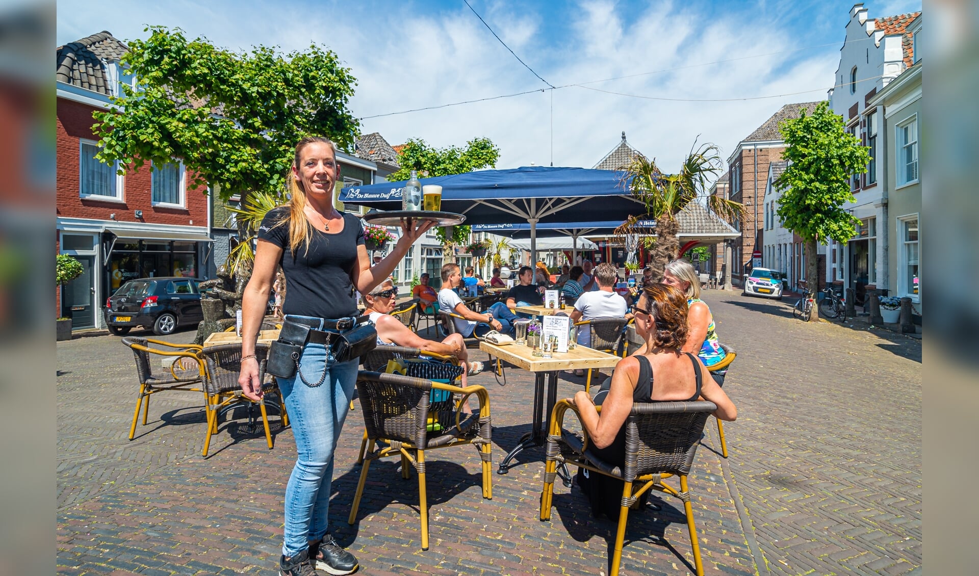 • Het terras van café De Blauwe Duif in Schoonhoven.