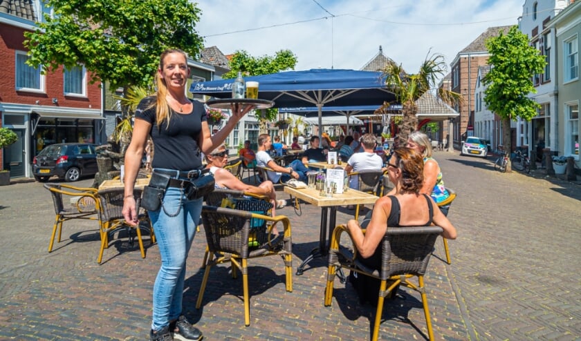<p>• Het terras van café De Blauwe Duif in Schoonhoven.</p>
