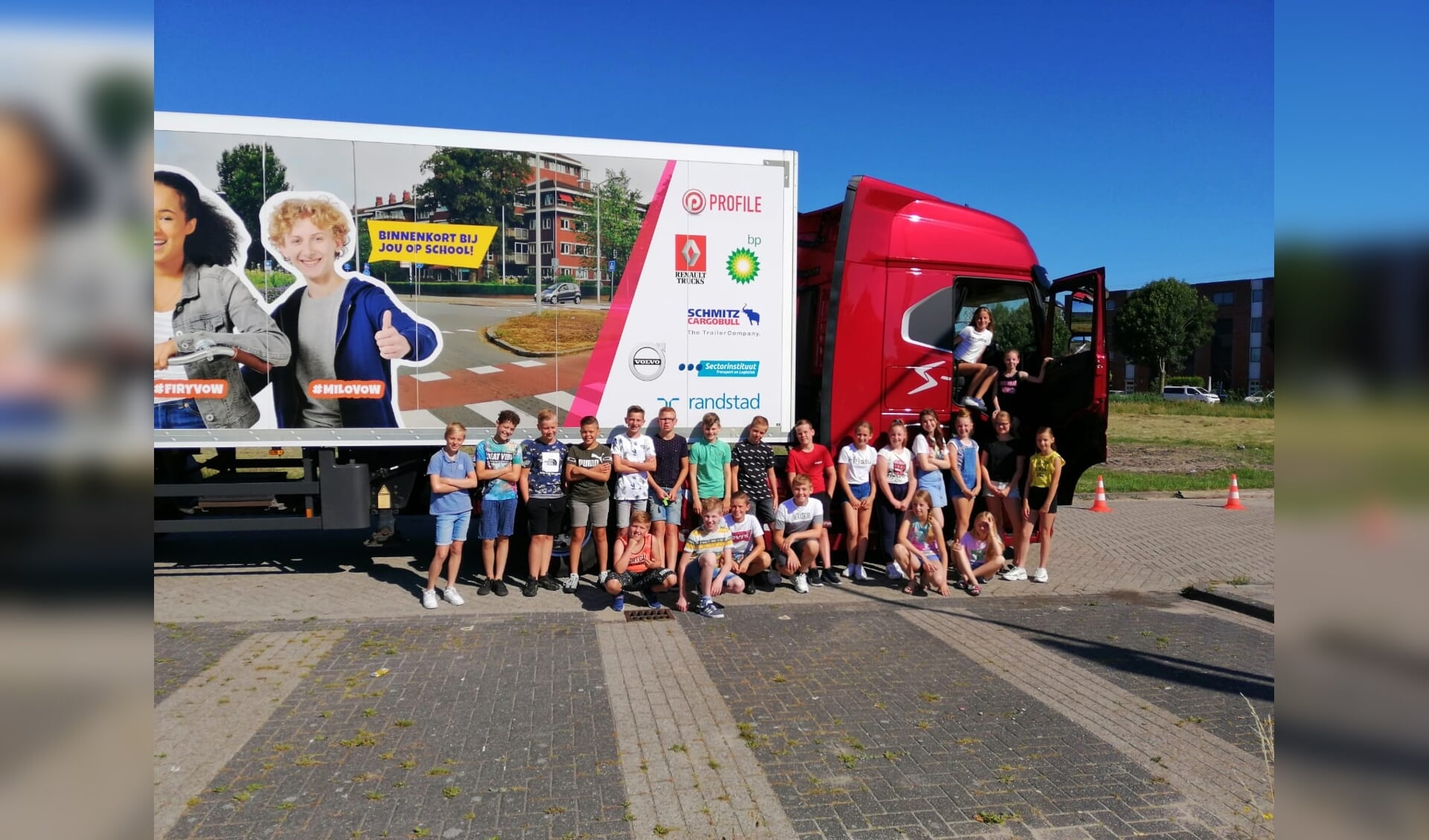 Leerlingen van de groepen 8 van de Prins Florisschool in Papendrecht krijgen les over de gevaren van grote voertuigen in het verkeer.