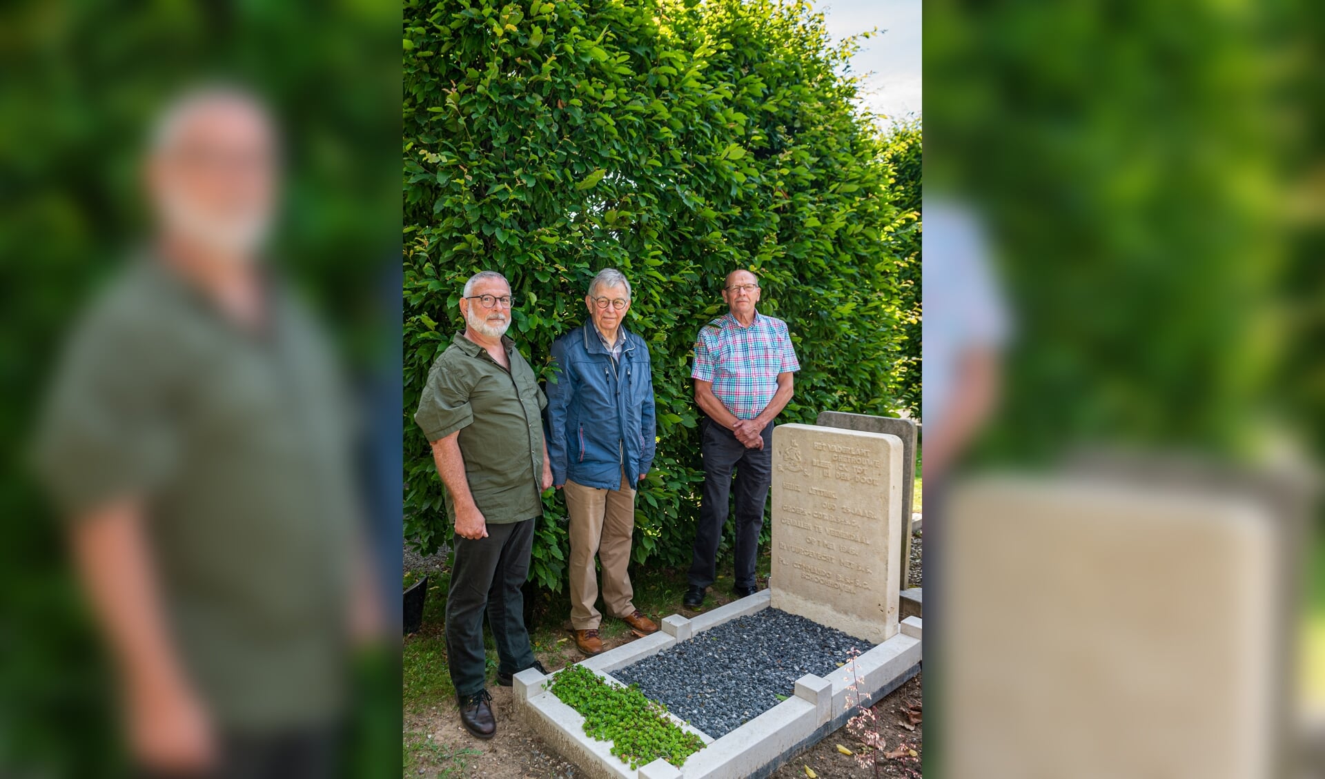 • De initiatiefnemers van het boek bij het graf van Heinz Lettink.