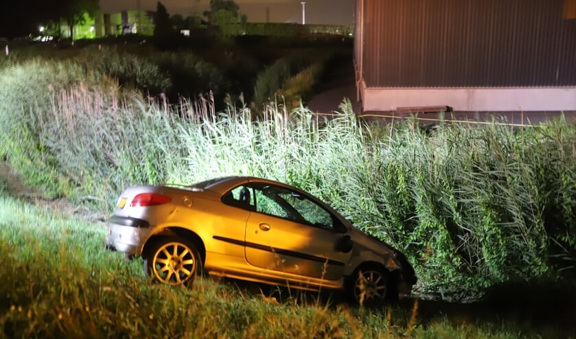 • Eén van de auto's schoot na de botsing van de dijk af.
