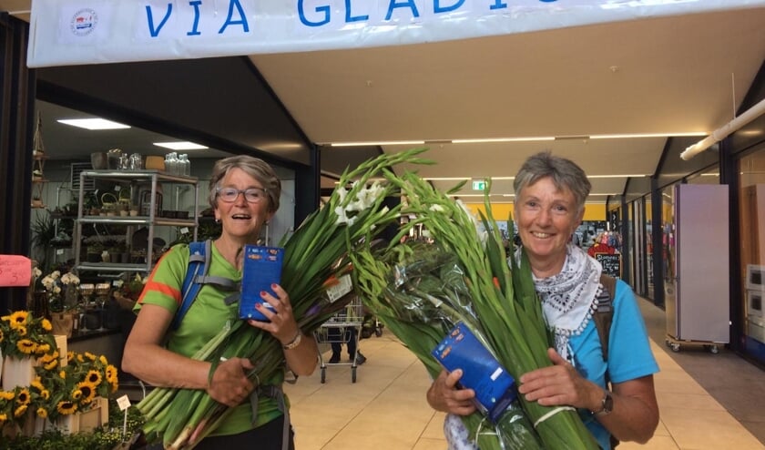 • Annemarie Dubbeldam en Cora van Eijl van wandelsportvereniging Opweg uit Papendrecht.