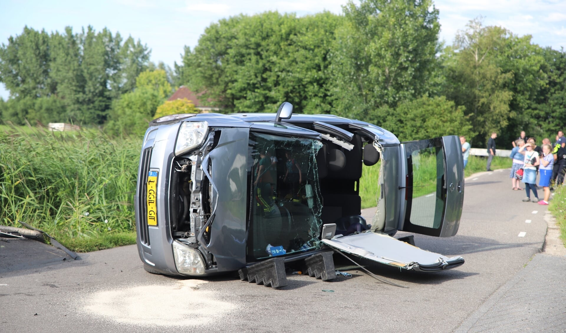 • Een auto belandde maandagavond op zijn kant na een ongeval op de Tussenlanen in Bergambacht. 
