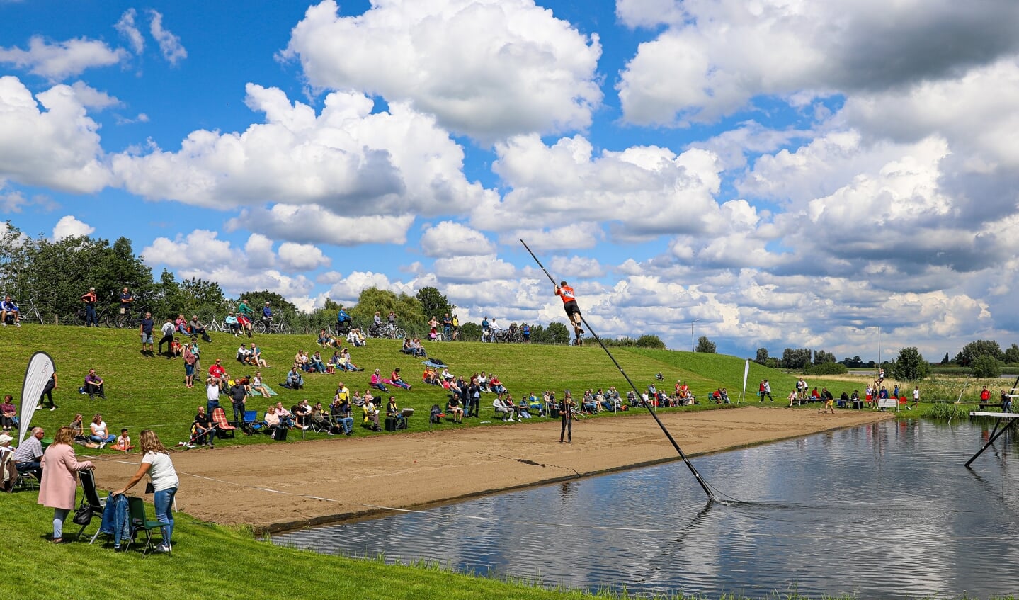 • De polsstokverspringers kwamen voor het eerst sinds lange tijd weer in actie: op de schansen in Jaarsveld.