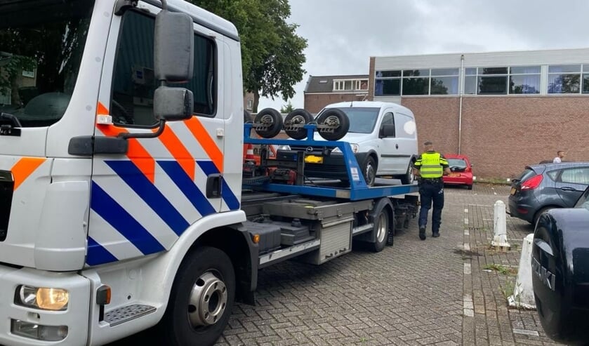 • De bestelbus van de 51-jarige bestuurder is in beslag genomen.