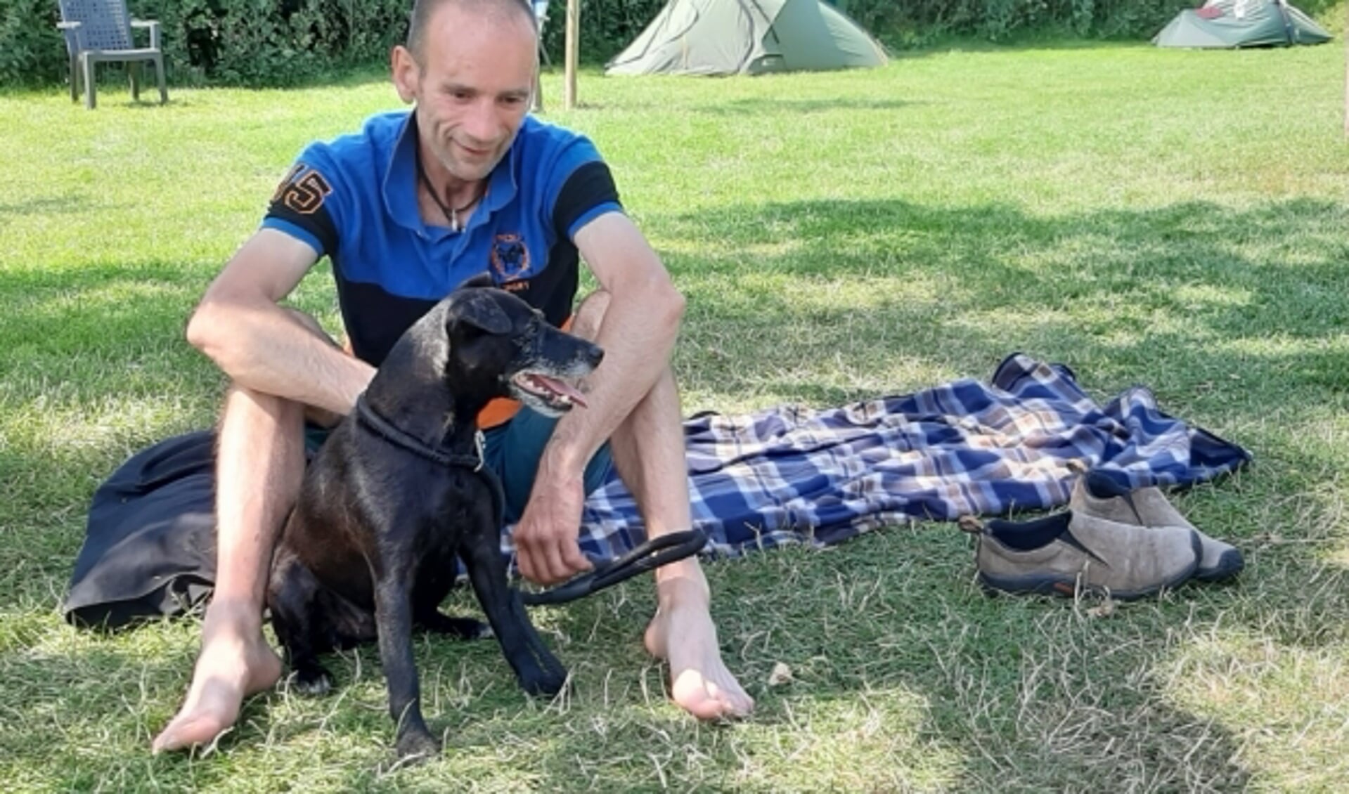 John Haworth uit Wales verblijft met zijn hond Juicy enkele weken op minicamping Tussen de Dijken in Tiel.