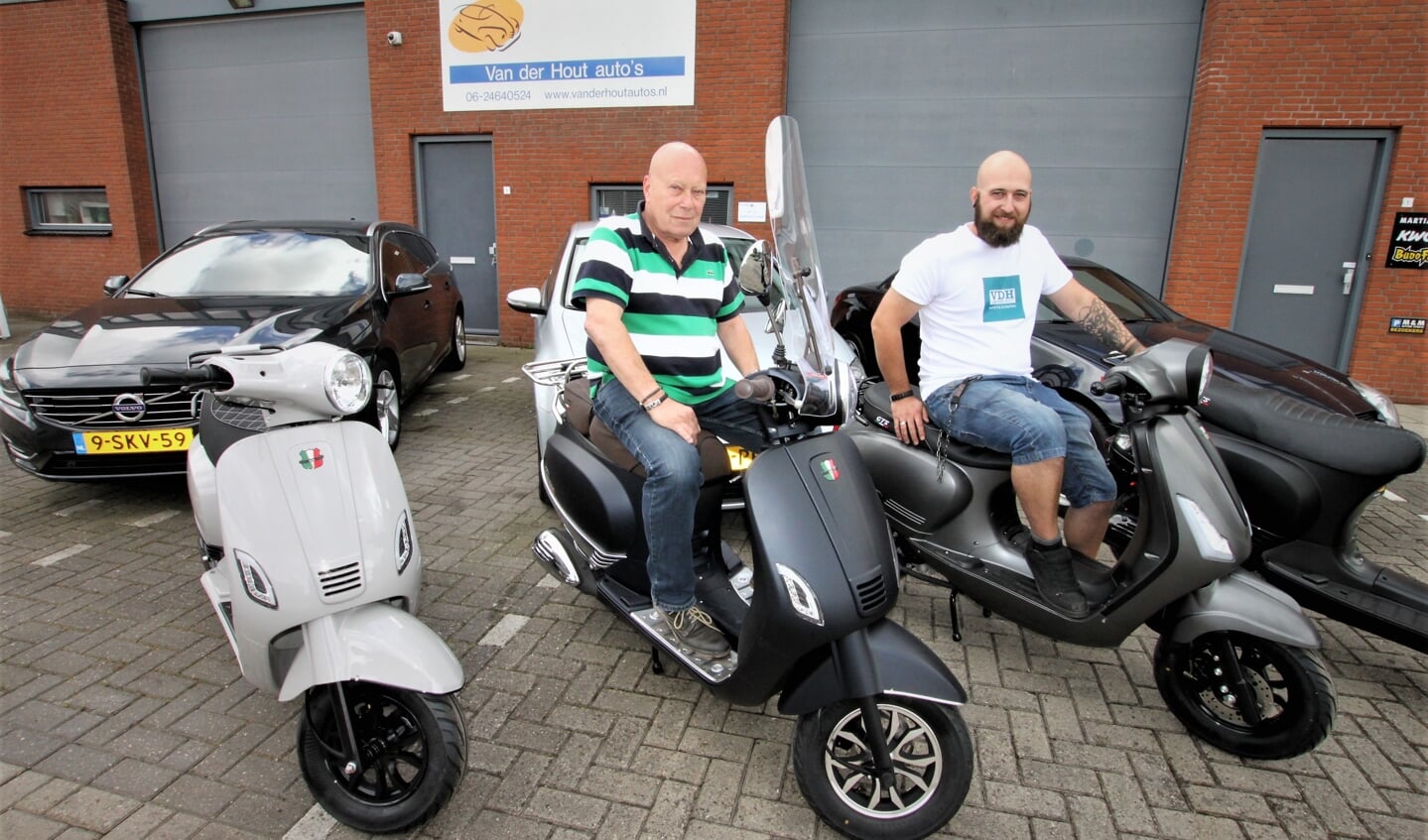 • Cock en Danny van der Hout voor hun bedrijfspand aan de Verlengde Luijtenstraat.