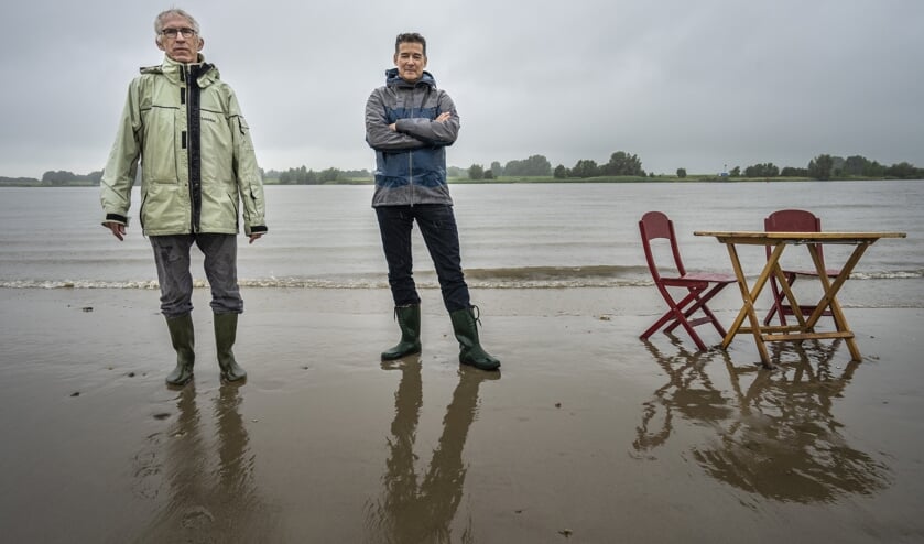 • Sam (links) en Jan. Sam: 'Hoever de zeespiegel stijgt, hangt af van de maatregelen die we treffen.'