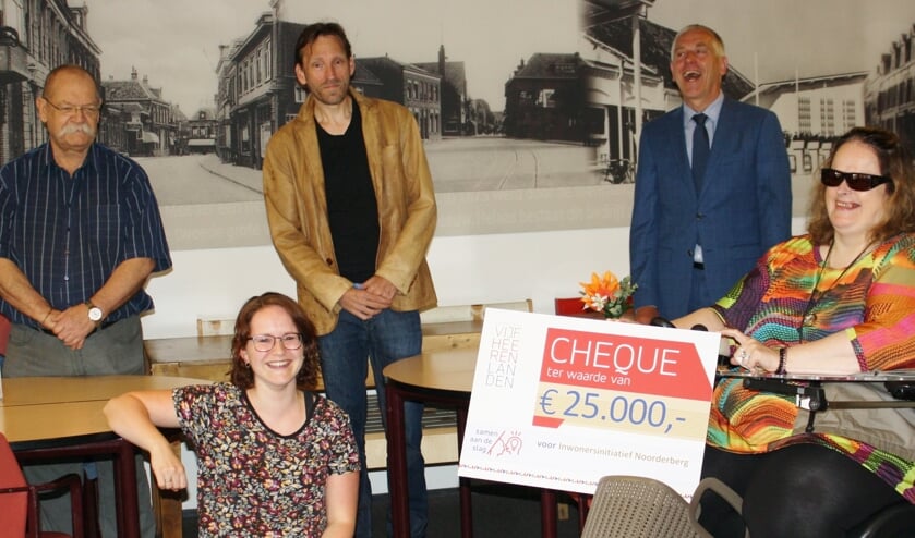 • De cheque wordt 'eindelijk' overhandigd.