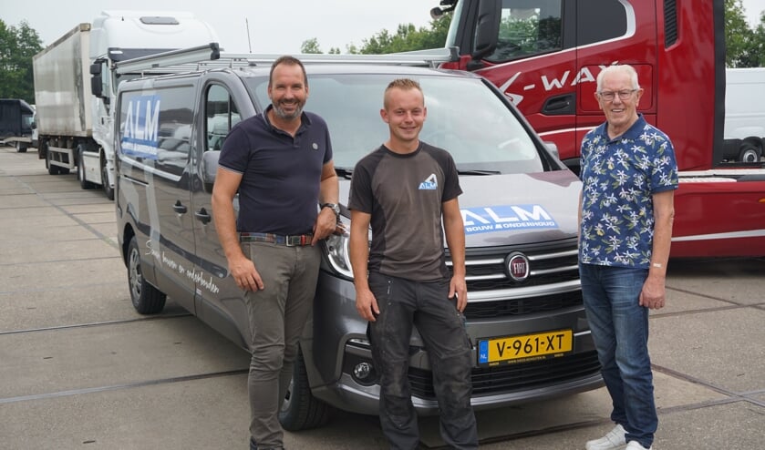 René Mooy van Almbouw neemt de 25ste Fiat-bedrijfswagen in ontvangst.