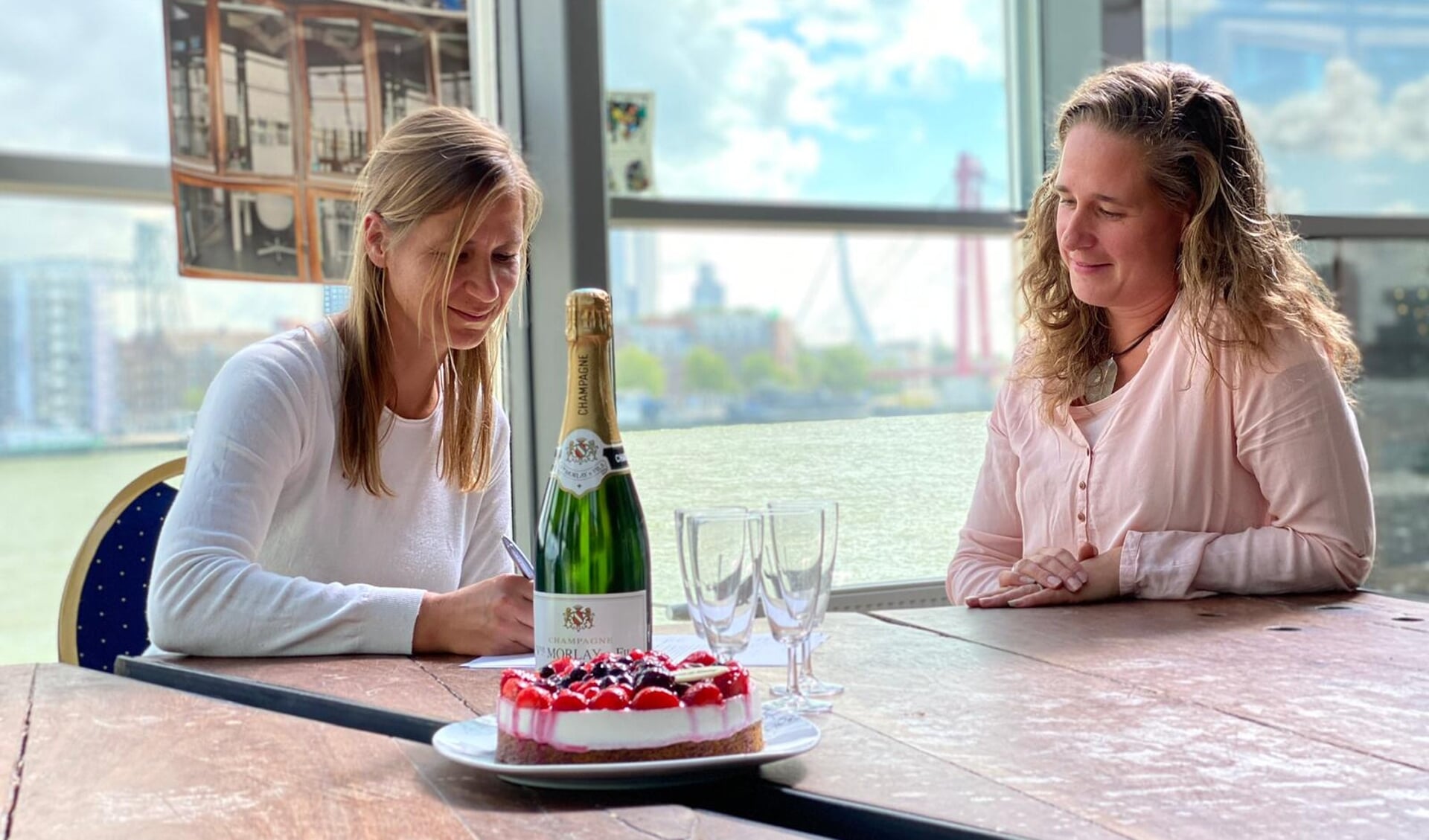 • SUEZ Marketing Directeur Annie de Loijer en Lisanne Addink-Dölle van VerdraaidGoed ondertekenen de samenwerkingsovereenkomst.