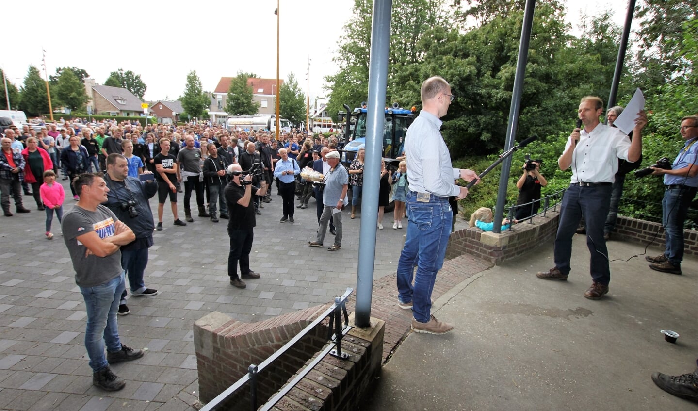 • Floor de Jong spreekt de menigte toe vanuit de muziektent in Ouderkerk aan den IJssel.