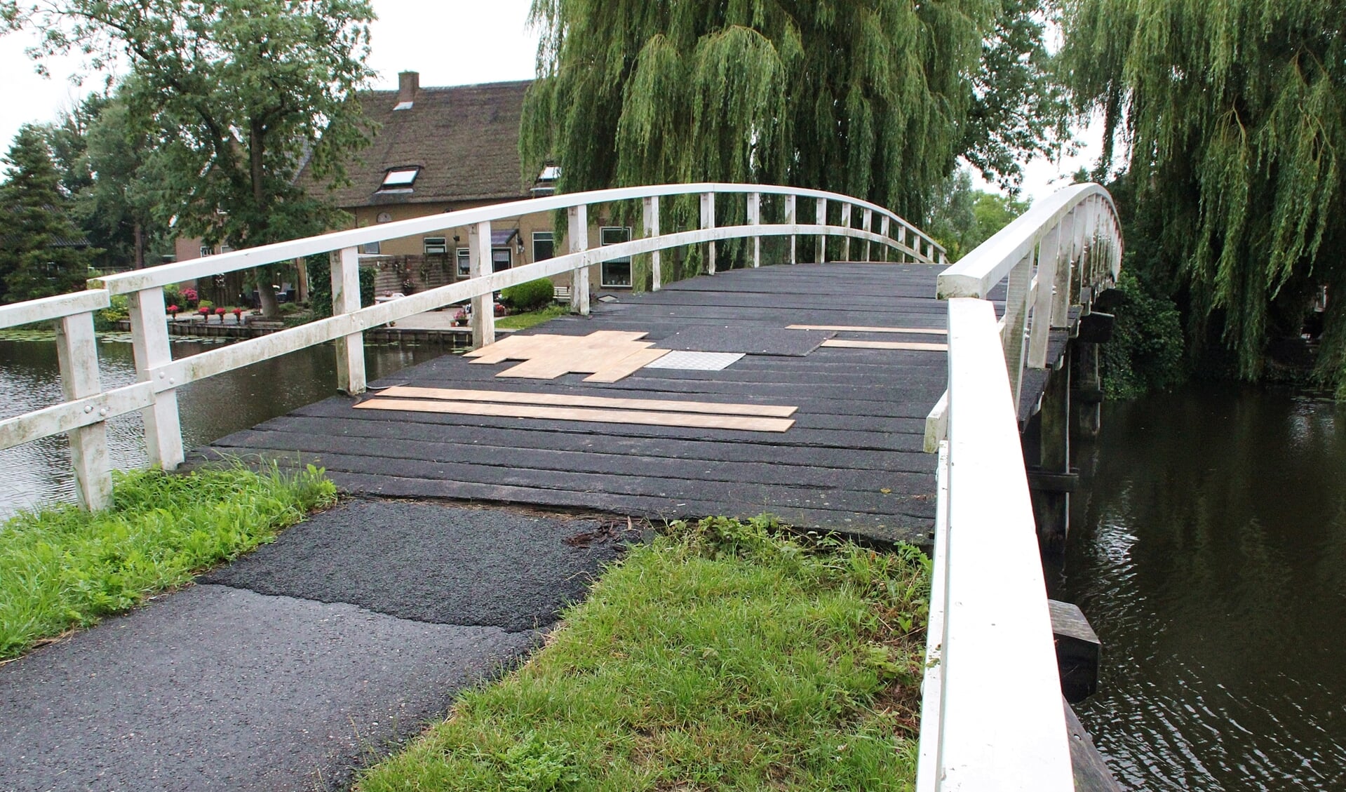 • De Pinkeveerse brug zorgt al maanden voor reuring.