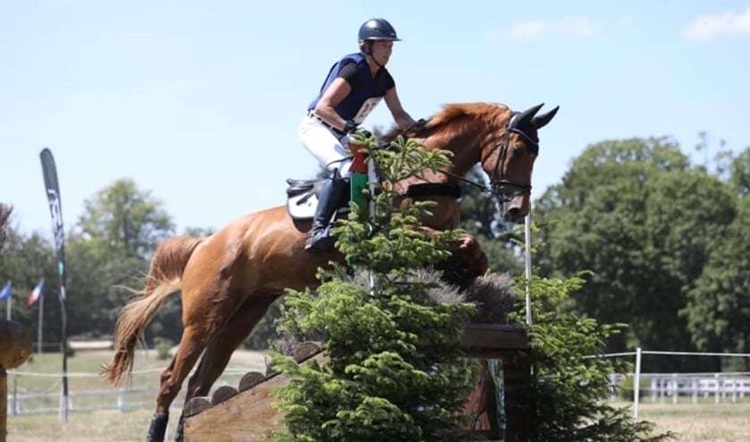 De eventingsport is alleen weggelegd voor echte allrounders. Hier Judy Schep tijdens het springen in actie op haar 9-jarige door haar zelf opgeleide vosruin Gaston ES. (Ingezonden foto)