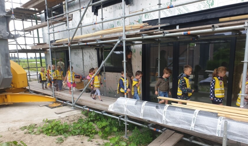 • Goudriaanse kleuters mochten in de laatste week van het schooljaar alsnog van dichtbij een bouwproject bekijken van Bouwbedrijf Kon! 