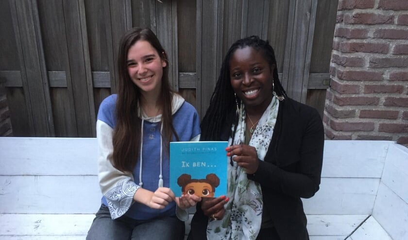 • Manon de Jong en Judith Pinas met het kinderboek.