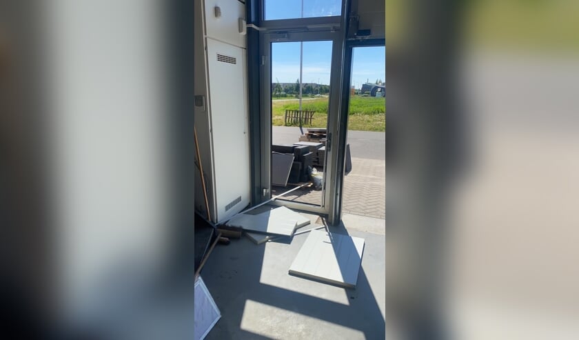 • Het glas van de voordeur van het bedrijfspand is met een zwaar voorwerp eruit geslagen.