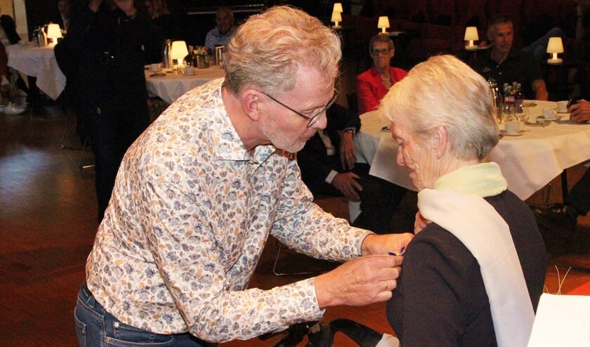 • Het lintje voor mevrouw De Deugd werd opgespeld door haar zoon.