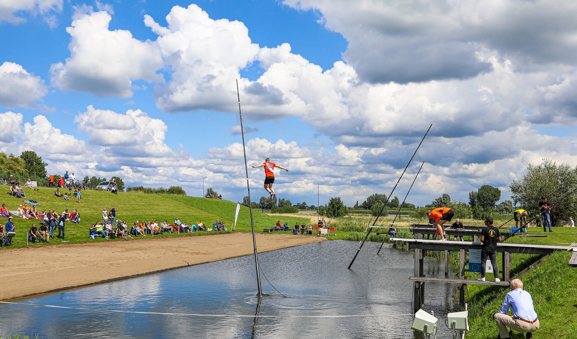 • De polsstokverspringers kwamen voor het eerst sinds lange tijd weer in actie: op de schansen in Jaarsveld.