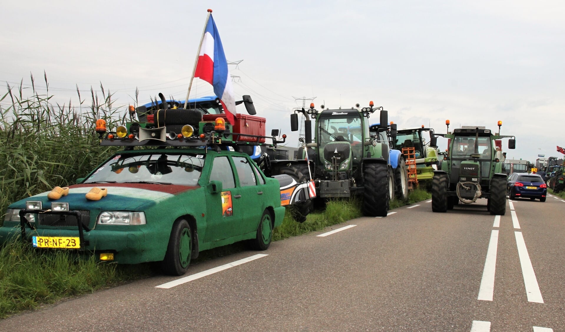 • Meer dan honderd tractoren stonden er langs de Zijdeweg in Ouderkerk aan den IJssel. 