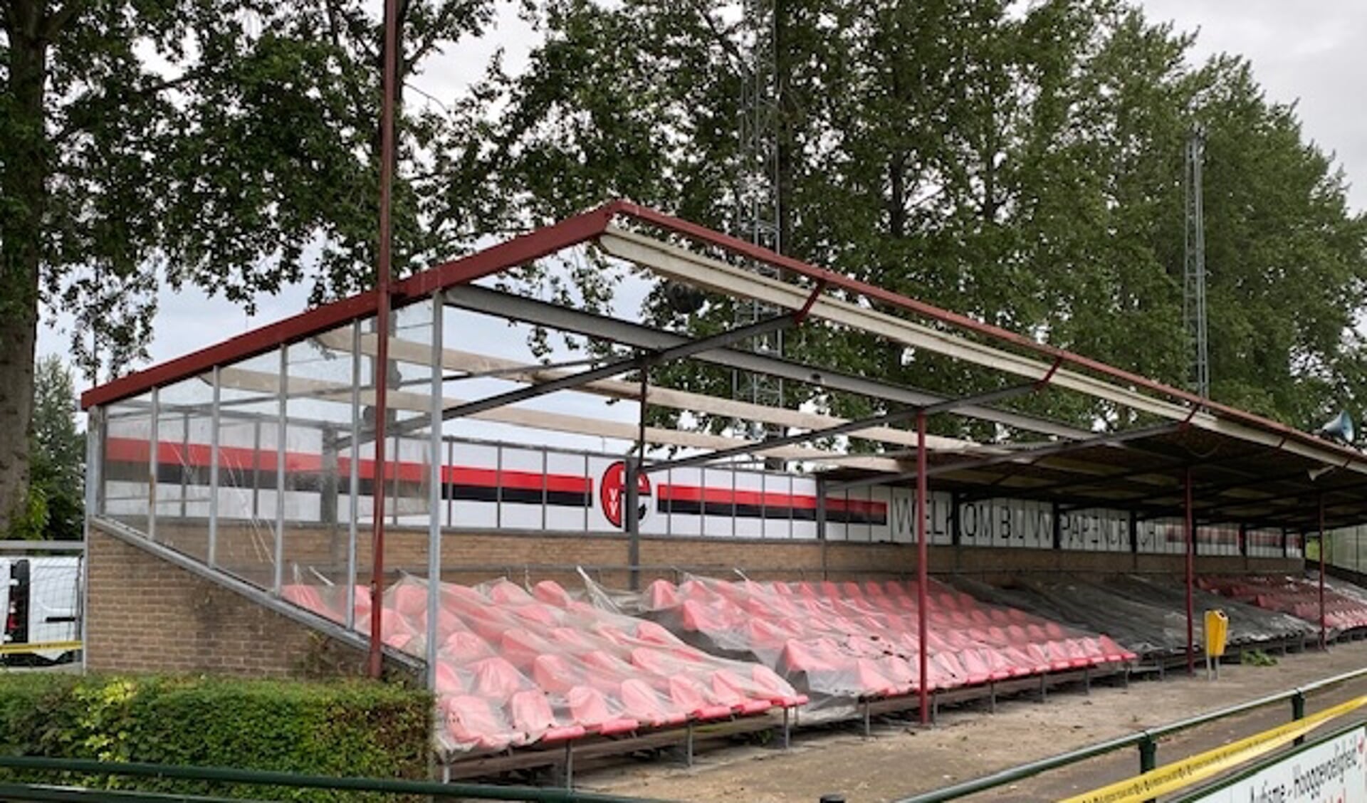 • Het asbesthoudende dak van de tribune van vv Papendrecht is verwijderd.