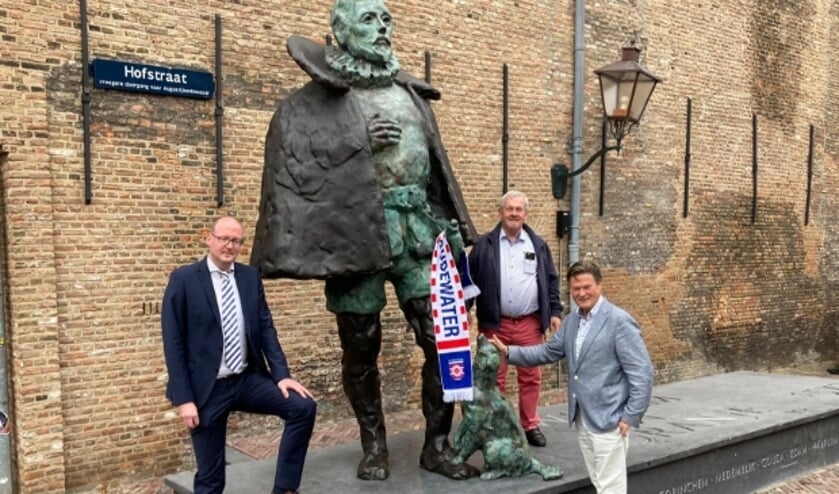 V.l.n.r. wethouder Bas Lont van Oudewater, initiatiefnemer Adri de Heer en wethouder Piet Sleeking van Dordrecht. In het midden: Willem van Oranje met Oudewaterse das. (Foto: gemeente Oudewater)