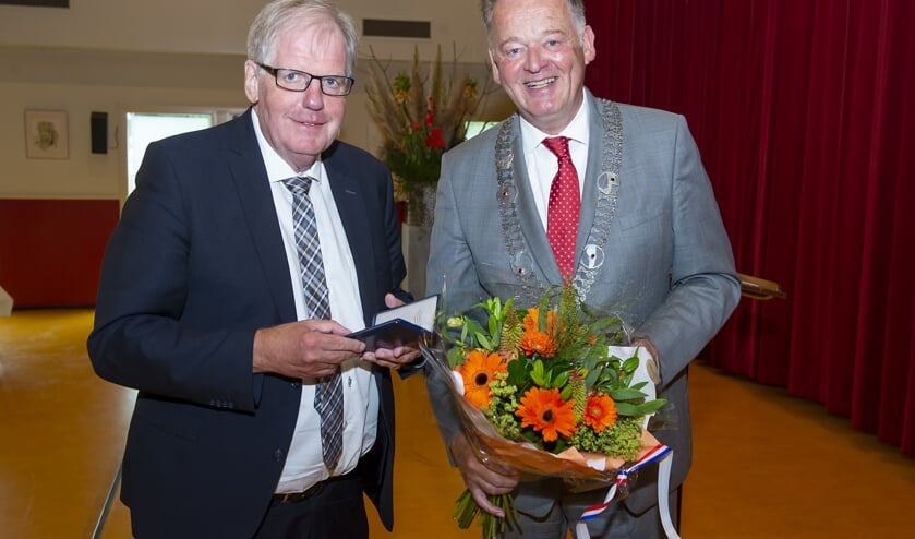 • Leen Prins met burgemeester Roel Cazemier.