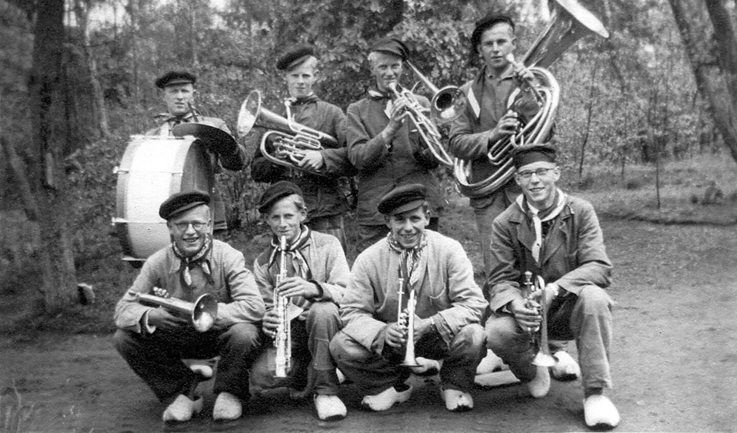 Onze Bietenbouwers uit Montfoort op een foto uit het album van Dirk Verheul, genomen tijdens een optreden in Arnhem in 1953. (Privé foto)