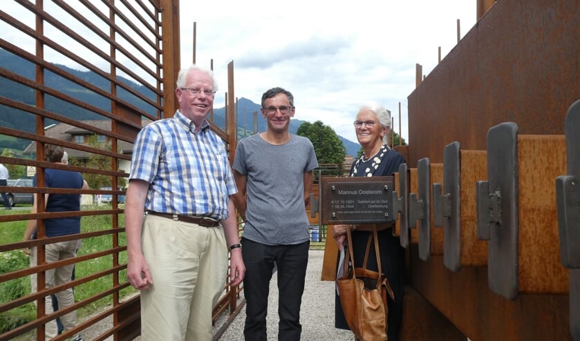 • De naam van Marinus Oosterom kreeg zaterdag een plaatsje op het oorlogsmonument in Greifenburg (Oostenrijk). V.l.n.r.: Arie Jan Meijer, prof.Peter Pirker (voorzitter van het lokale culturele comité) en mevrouw Gerrie Middelkoop-Oosterom, die namens de familie een dankwoord schreef.