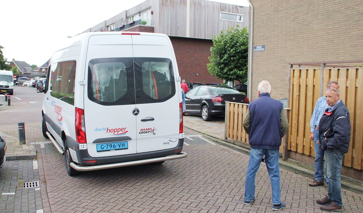 • De Drechthopper brengt mevrouw Vuurens naar Hardinxveld-Giessendam.