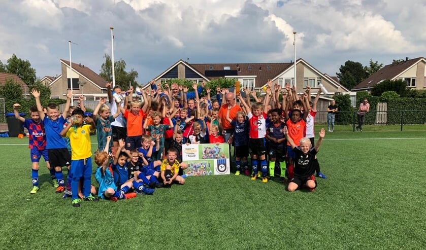 • De jeugdspelers zwaaien Piet Hogendoorn uit.