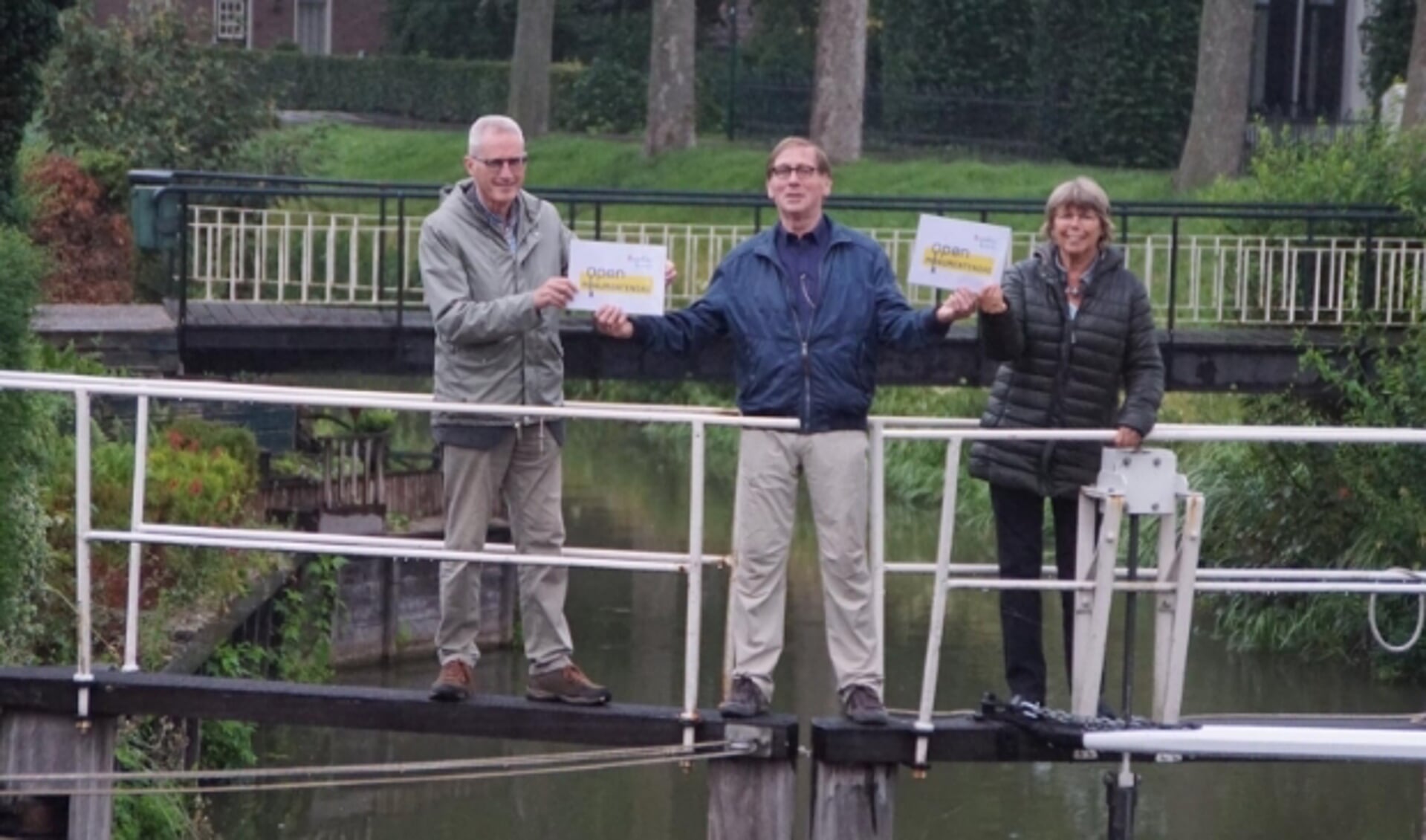 Evert de Jong van Open Monumentendag Montfoort/Linschoten draagt de organisatie over aan Boukje Zandstra (Vereniging Oud-Linschoten) en Lex van Wijk (Stichting Oud Montfoort). (Foto: Hans Bakker)