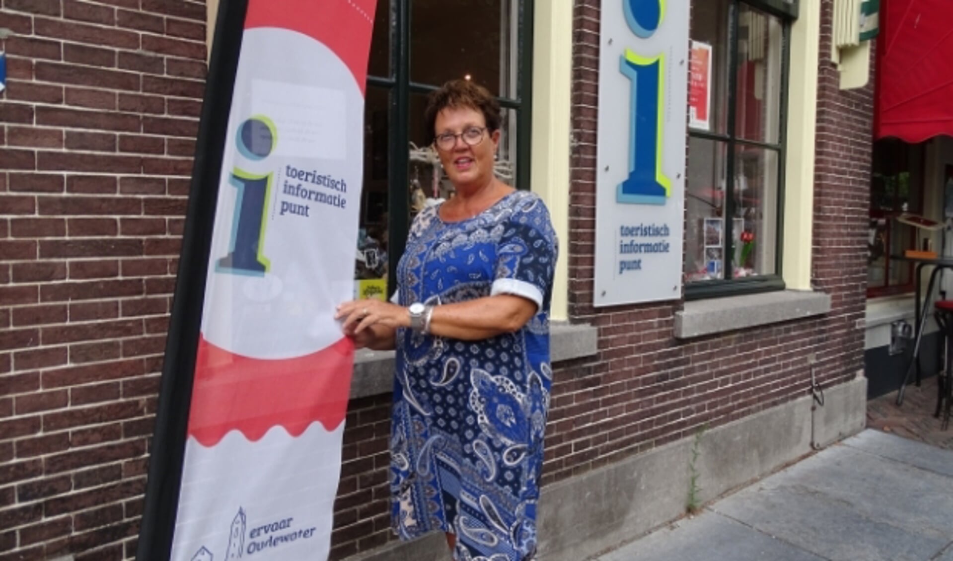 Vrijwilliger Henny Dolleman van het TIP in Oudewater. Per 1 juli is de winkel weer op de gewone tijden geopend