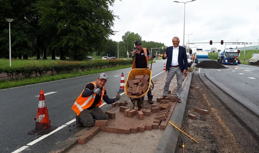 • Wethouder Zevenhuizen is blij met de extra lange opstelruimte op het kruispunt Westelijke Parallelweg/Bentz-Berg.