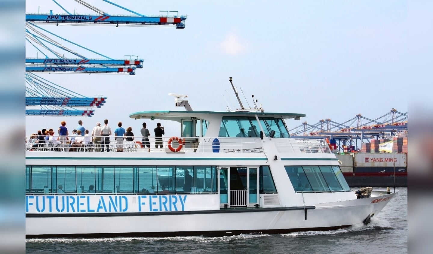 Dagelijks vaart de FutureLand Ferry door de nieuwste havens van Maasvlakte 2.