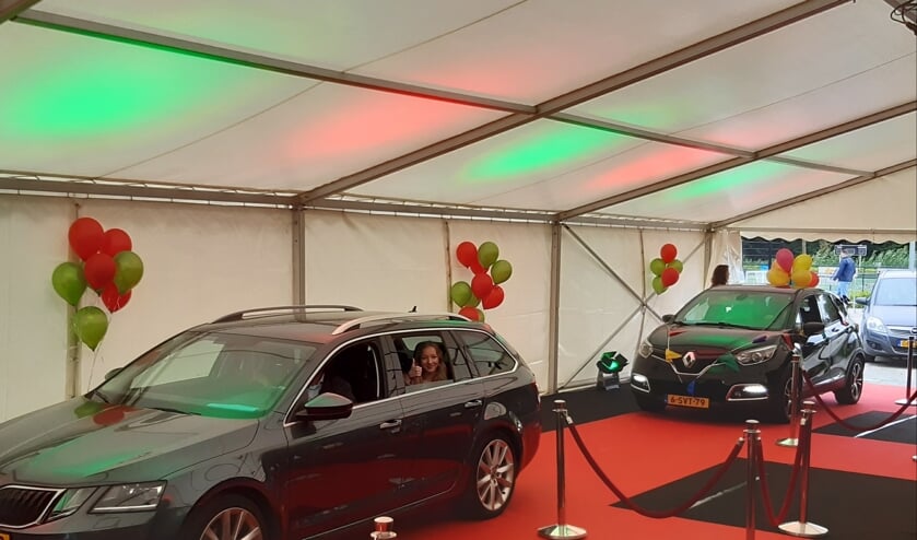 • De diplomering vond in een stijlvol ingerichte tent plaats.