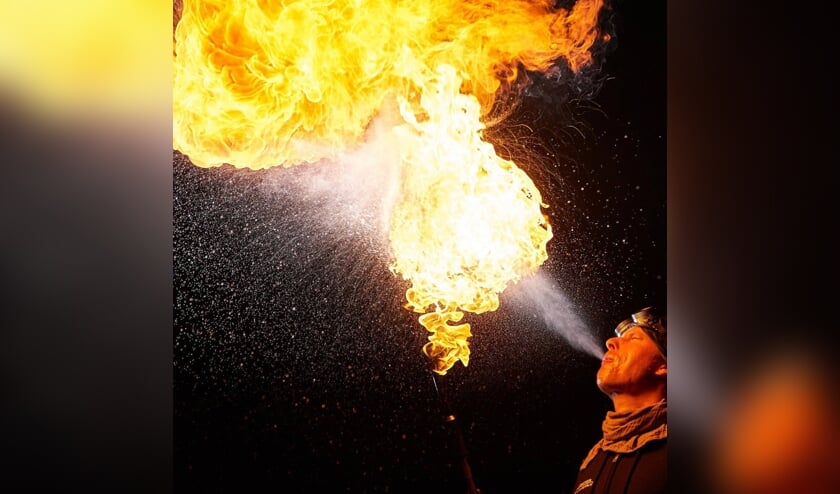 • Thomas Meijwaard geeft deze zomer een interactieve vuurtheatershow voor jong en oud.