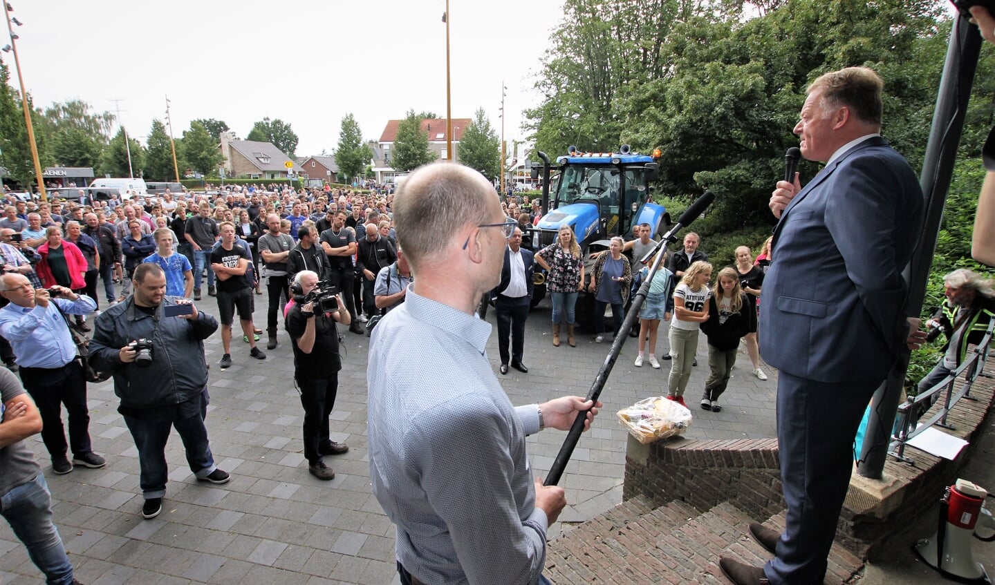 • Burgemeester Roel Cazemier spreekt de boeren toe vanuit de muziektent in Ouderkerk aan den IJssel. 