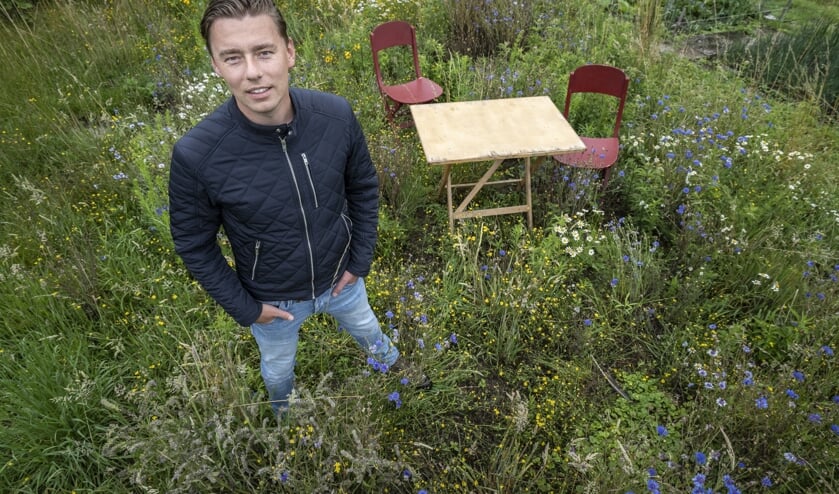• Anthonie in een Kinderdijkse bloemenwei, waar vlinders en bijen zich thuisvoelen.